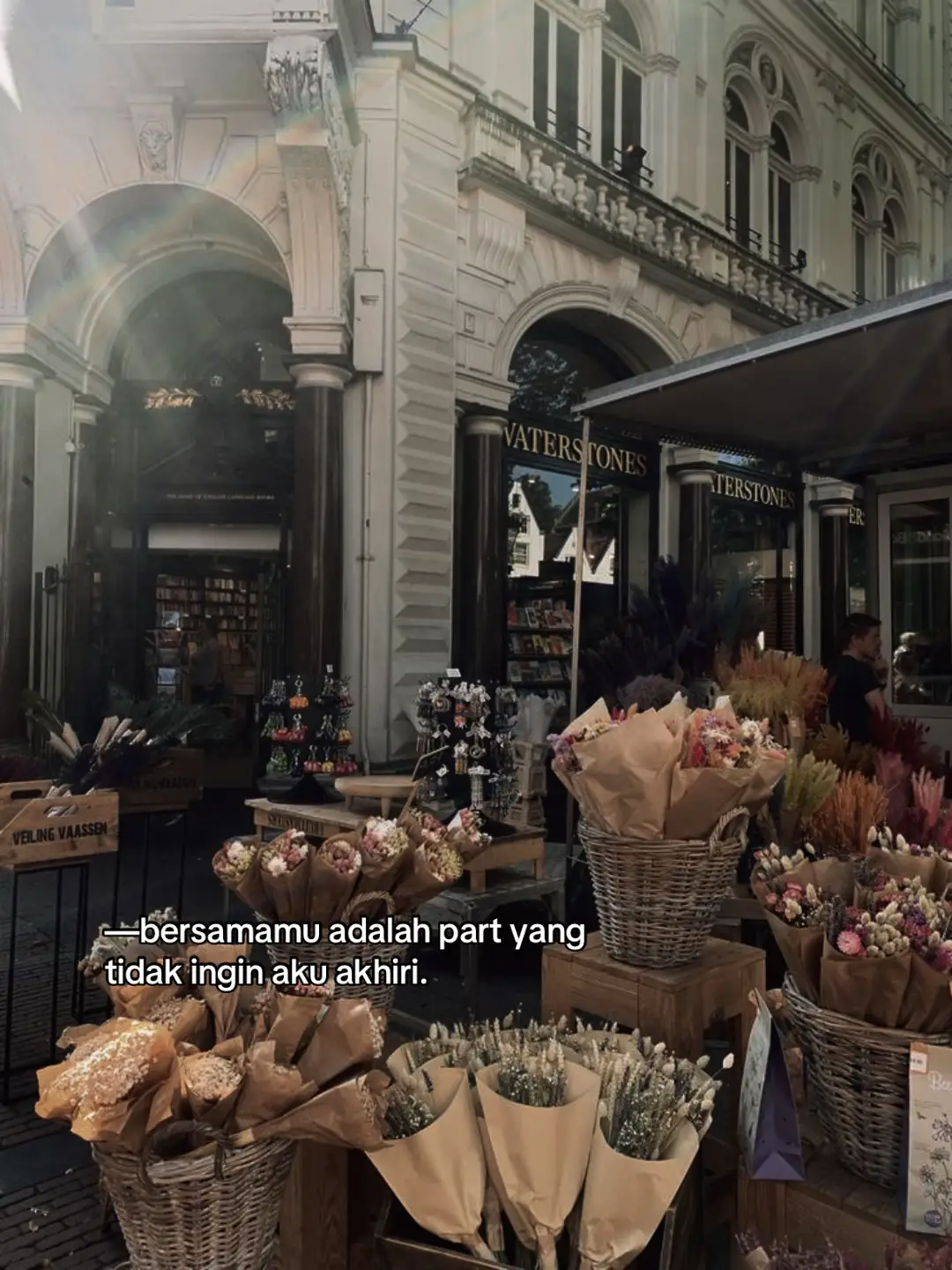 🧀 Bahan Kulit: 200 gr tepung terigu 2 butir telur 450 ml air 2 sdm minyak 1/2 sdt garam 🥕 Bahan Isi (Ragout Ayam / Sayur): 150 gr ayam suwir (optional, boleh skip) 1 wortel kecil, potong dadu 50 gr kol, iris halus 3 siung bawang putih, cincang 3 siung bawang merah, cincang 2 sdm margarin 2 sdm tepung terigu (untuk pengental) 200 ml susu cair / air Garam, lada, kaldu bubuk secukupnya 🌯 Pelapis: 1 butir telur kocok Tepung roti / panir secukupnya