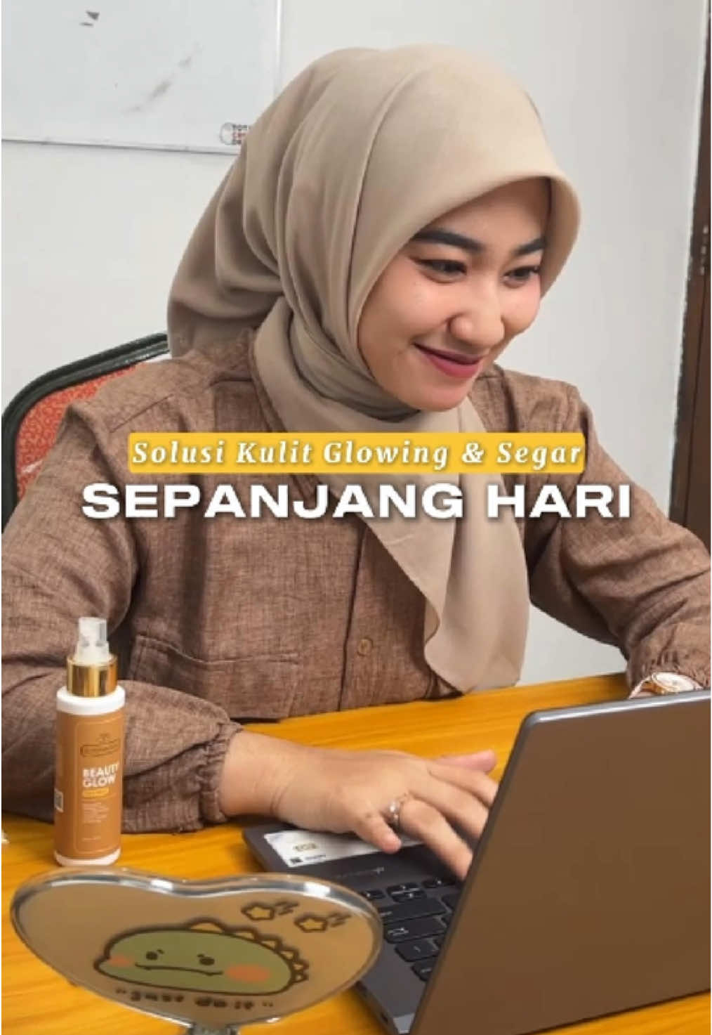 Pagi glowing, sore masih stay!Foundy Glow dan beauty glow facemist dari  Elfishaskin bikin kulit tetap on point seharian. Ringan, nge-blend gampang, finish-nya cakep banget! ✨#elfishaskin #glowingskin #foundyglowviral #skincarelokal #cantikdaridalam 