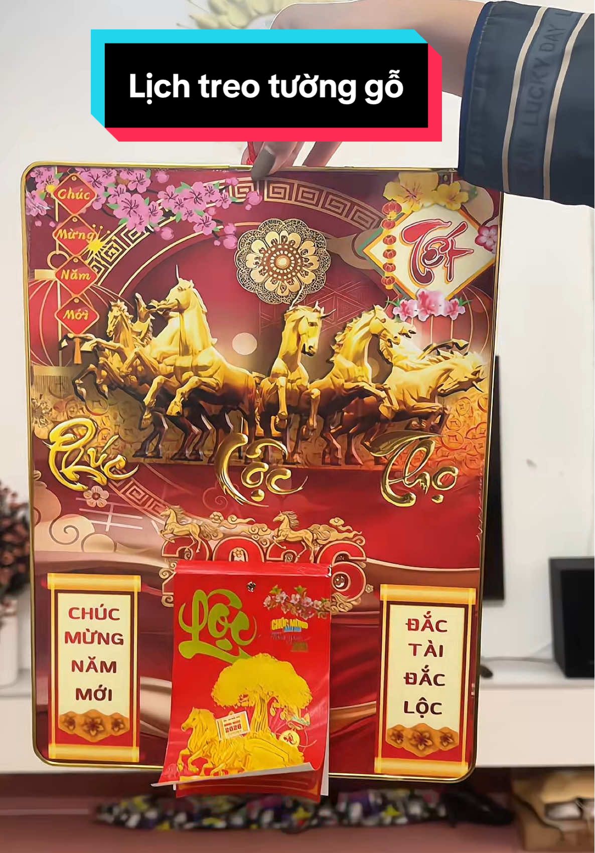 Năm nay lịch đẹp quá các bác, được làm bằng gỗ luôn, chắc chắn xịn đẹp#lichtreotuong #lichtreotuong2026 #lichtreotuongtrangguong 