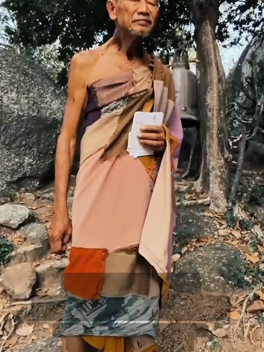 Tại sao có người đoản mệnh, trong khi người khác lại sống thọ? Liệu chúng ta có thể thay đổi được nghiệp báo của mình không? Hãy lắng nghe lời giảng giải sâu sắc và trọn vẹn của Sư Ông, dựa trên lời dạy của Đức Phật. ✨Nguyên nhân của đoản mệnh: Sư Ông chỉ rõ, nghiệp sát sinh từ tiền kiếp là gốc rễ của việc có tuổi thọ ngắn ngủi. Ai từng vui thích việc giết hại chúng sinh, tay vấy máu, tâm địa độc ác, sẽ phải chịu quả báo này. ✨Cách hóa giải: Nhưng nhân quả không phải là định mệnh bất biến. Sư Ông đã chỉ ra con đường để chuyển hóa nghiệp: ✨Nhận thức & Tin Tưởng: Biết mình đã tạo nghiệp và tin vào lời Phật dạy về cách hóa giải. ✨Hành Động Tích Cực: Ngừng sát sinh, giữ giới.Khởi lòng từ bi, cứu giúp chúng sinh đang gặp nạn.Phóng sinh đúng cách, chọn nơi phù hợp để chúng thật sự được sống. ✨Tu Tập Chuyển Hóa Tận Gốc: Hành thiền, tu tập để đoạn trừ phiền não, tham sân si. Khi tâm thanh tịnh, mọi nghiệp báo đều có thể được hóa giải. Một bài học vô cùng quý giá về luật nhân quả, cho chúng ta thấy con đường đi đến an lạc và trường thọ nằm ngay trong sự chuyển hóa thân tâm của chính mình. #suongkaset #phatphapnhiemmau #loiphatday #chanhphap #fyp