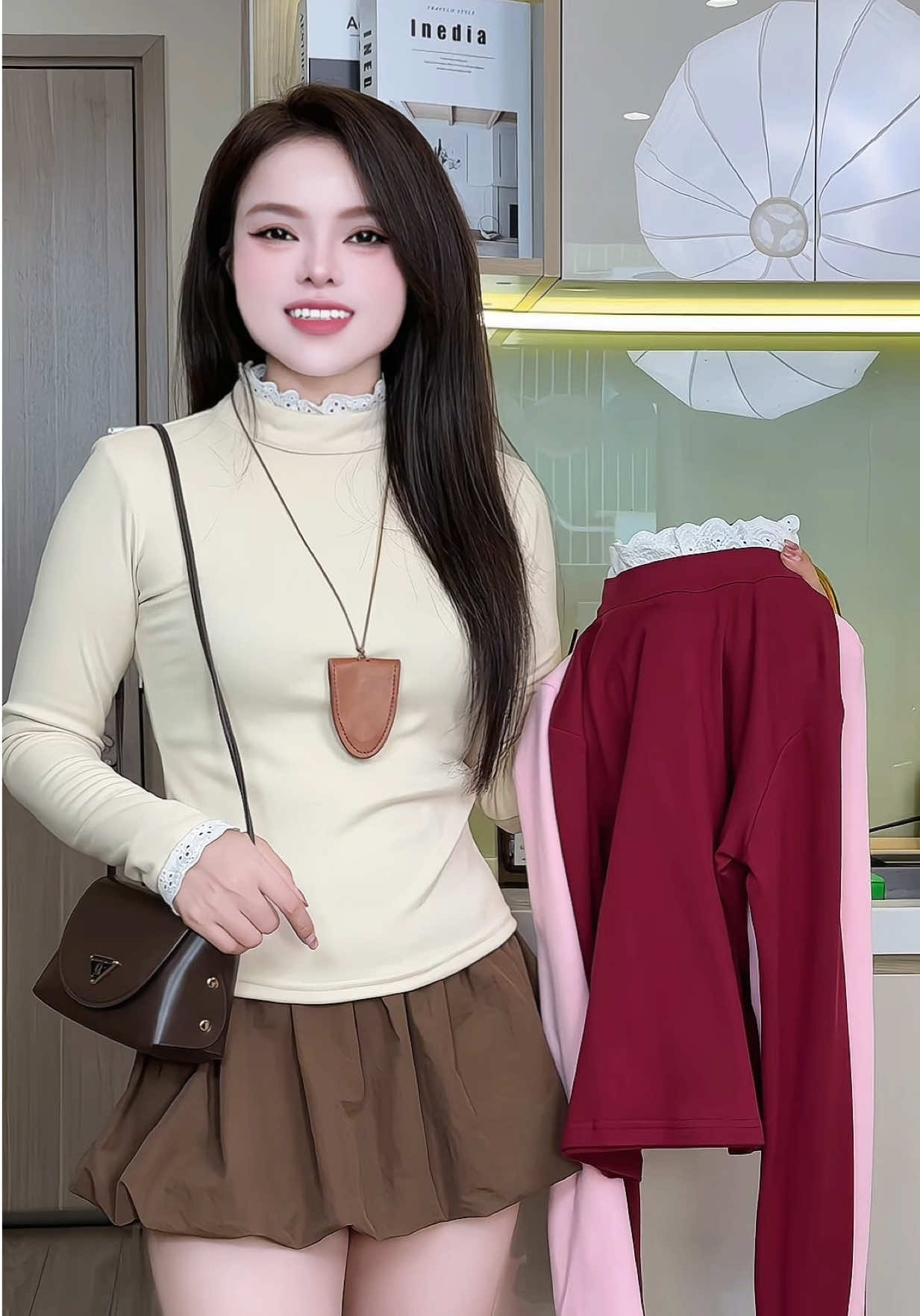 Áo giữ nhiệt dài tay viền cổ ren xinh mê  phối cổ  lạ mắt trẻ trung siu hot . Áo này diện vừa chất vừa sang nữa😉   #aogiunhiet  #aothunnu #aolennu #aogiunhietlongtho #aogiunhietco3phan 