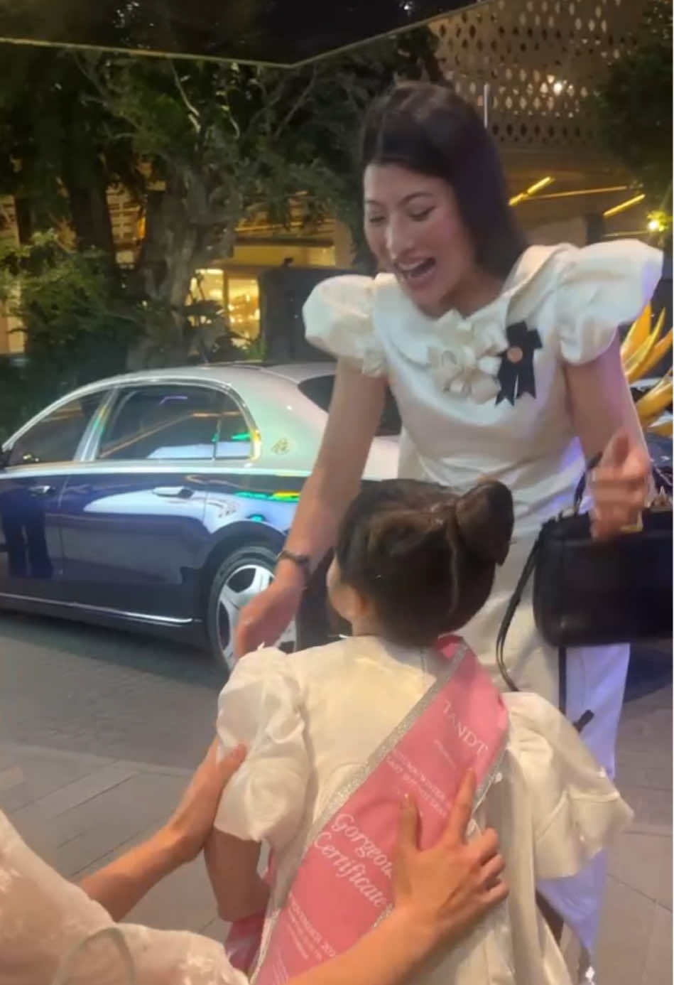 เจ๊เกลบอกอยากไปดูแฟชั่นโชว์ของท่านหญิง พร้อมมาส่งเสด็จ ท่านหญิงทรงมีเมตาต่อเด็กๆทุกคนตลอดมา  💖🧡  #เจ้าฟ้าสิริวัณณวรี #เจ๊เกล #แอบิเกล #ชมพู่อารยา #เรารักสถาบันกษัตริย์ 