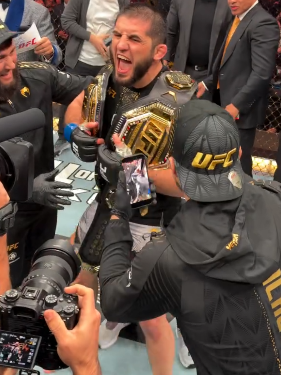 الحمدلله ☝️فوز البطل #المسلم اسلام مخاشييف بطل العالم المزدوج في #UFC #goldeneagleacademy #islammakhachev #teameagles 