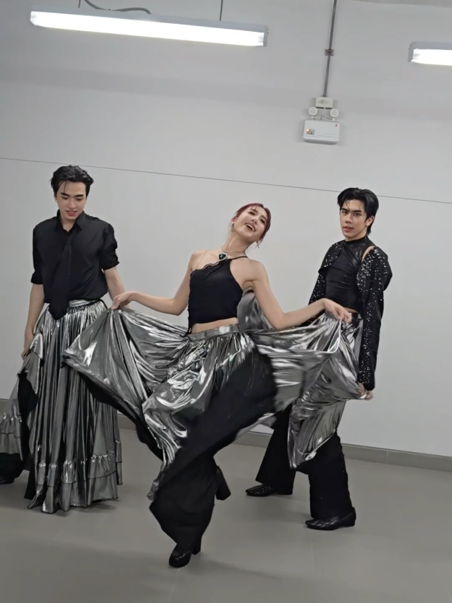 เพื่อนโจ แจกผ้าให้เพื่อน  #PROXIEVictor & #PROXIEChokun  แล้ว! งานนี้ไม่มีใครยอมใครทั้งนั้น!💃🏻💥 #PROXIEth  #SalsaNoDramaDanceChallenge  #4EVESalsaNoDrama  #DanceChallenge  #SalsaNoDrama #Jorin4EVE #4EVE  #XOXOentertainment