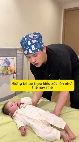 🤱Bế con đúng cách – bảo vệ xương sống non nớt của bé ngay từ những ngày đầu ✨ Nâng con nhẹ nhàng, đúng kỹ thuật để mỗi khoảnh khắc ôm ấp đều thật an toàn và trọn vẹn 💛👶 #MẹoNuôiCon #ChămSócTrẻSơSinh #CáchBếBéĐúng #MẹBỉmThôngThái #NuôiConAnToàn  