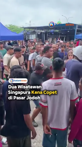 Dua wisatawan Singapura di Batam jadi korban copet. Saat itu mereka tengah menikmati suasana pasar pagi Jodoh. Tiba-tiba dua orang diduga pelaku mencopet ponsel mereka. Peristiwa itu terjadi pada Minggu pagi sekitar pukul 10 pagi. Pasar tengah ramai-ramainya. Begitu tahu dicopet, mereka berteriak.  “Pelaku dua orang. Mereka berkomplot,” ujar Apri, seorang pedagang kepada Batamnews.  Lalu warga bereaksi. Menangkap keduanya. Para pelaku sempat mendapat pelajaran dari warga yang geram. Aksi copet memang kerap terjadi di sana.  #batamnews #batam #kepri 