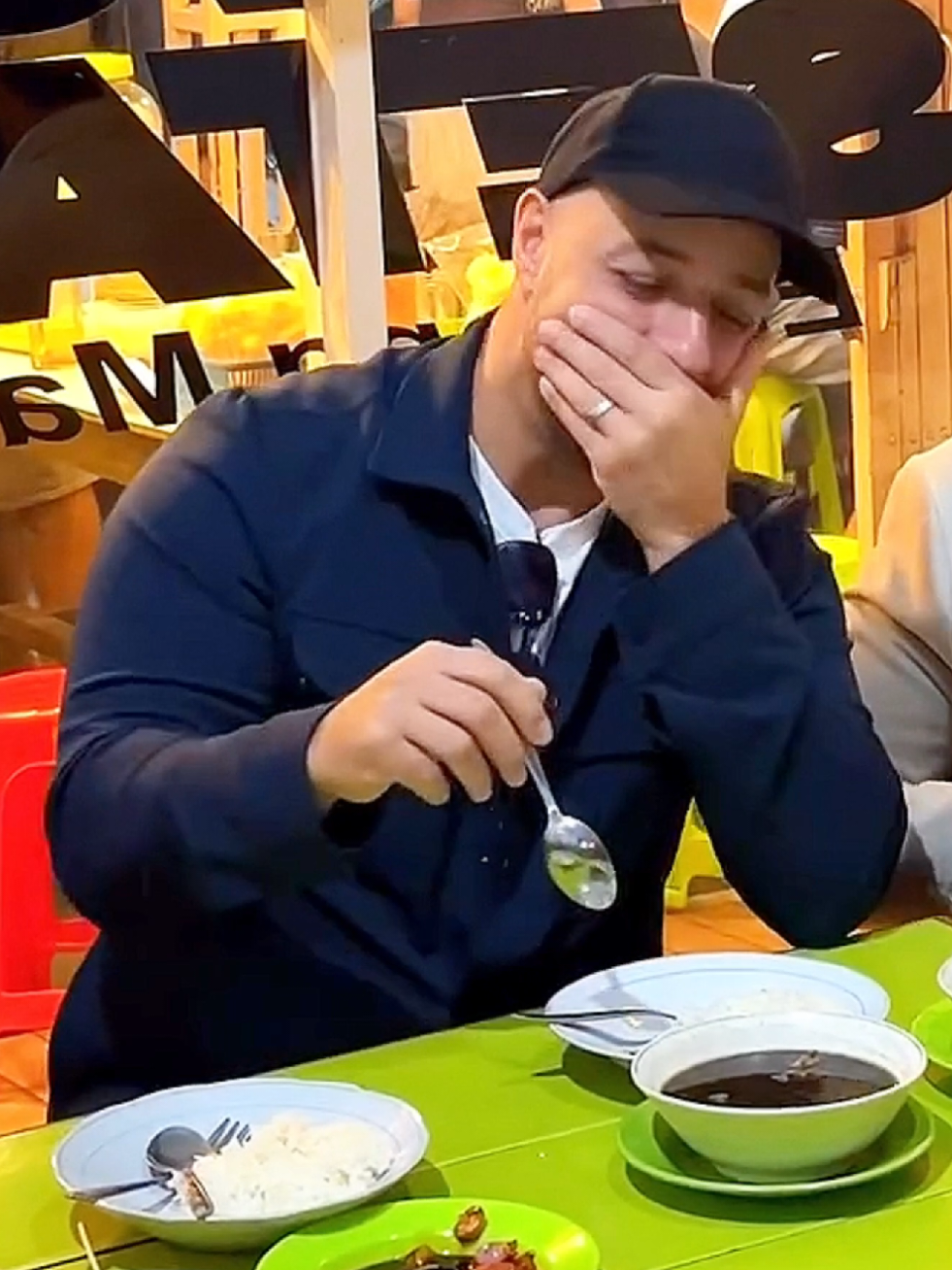 Oalahh rekk Maher Zein kepedesen dadakno nyobai mangan Rawon Setan..🥵😁 Don't forget Maher Zain's performance tonight on November 16, 2025 at the Surabaya Convention Center PTC, Ok! 😇🫶 🎟️ TICKETS ARE OFFICIAL ON SALE NOW! www.maherzainindonesia.com Book your tickets and be part of this incredible journey! #BSIMaherZainConcert #IndonesiaTour2025 #maherzain #harrisj #maherzainupdate  @Maher Zain @Harris J 