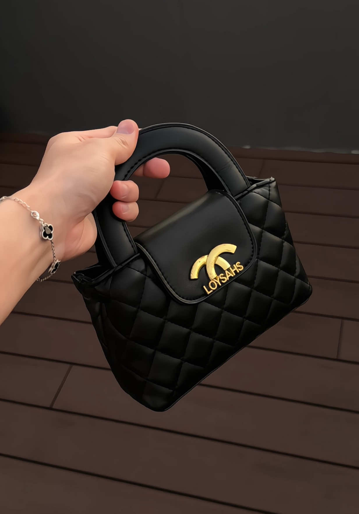 Túi xách nữ, túi đeo chéo dây chuông hot hit #ngaynhagiaovietnam #quatang20thang11 #quatang #quatangcogiao #quatangynghia 