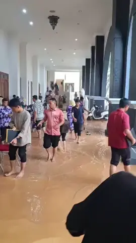 INNALILLAHI WAINNAILAHI ROJI'UN ‼️ AKIBAT HUJAN DERAS DAN ADANYA PROYEK PEMBANGUNAN DISEKITAR WILAYAH MASJID SERTA PEMBUANGAN AIR YANG SUDAH MENYEMPIT MENGAKIBATKAN BANJIR MELANDA CONVENTION HALL MASJID AGUNG ISLAMIC CENTRE KEBANGGAAN MASYARAKAT ROKAN HULU MUSIBAH ITU TERJADI PADA AHAD 16/11/2025 SEKITAR JAM 11:15 WIB  DARI PANTAUAN WARTAWAN TAMPAK PENGUNJUNG PANIK SAMBIL MEMINDAHKAN SEPEDA MOTORNYA YANG TERENDAM AIR DENGAN KETINGGIAN SEPAHA ORANG DEWASA  Mohon Do'anya dari Seluruh Kaum Muslimin Laporan Alfian Top #fbpro #fyp #reels 