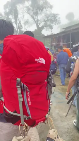 Pendaki otw puncak merbabu