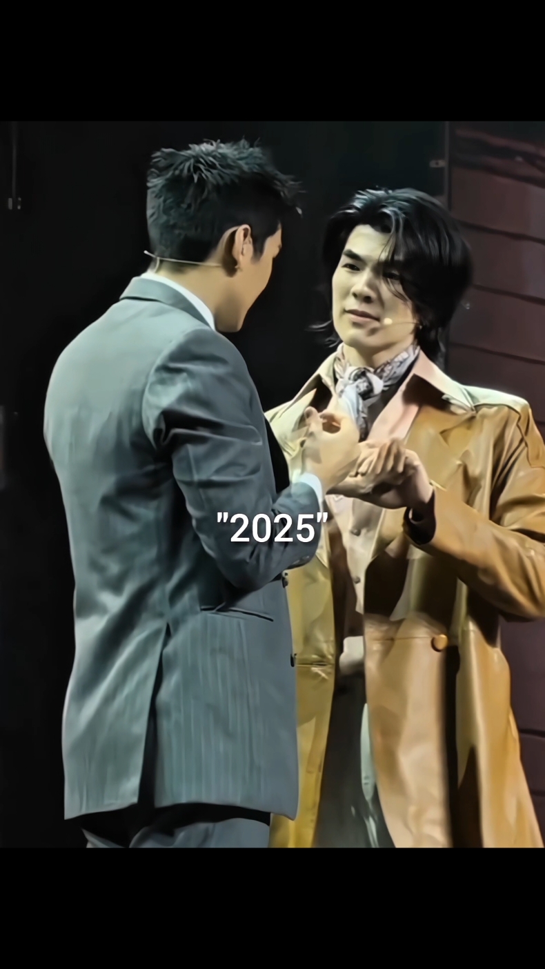 At first they are shy about holding hands, but a few years later they get married on stage. #mileapo #aponattawin #milephakphum #ship_ship_bl 