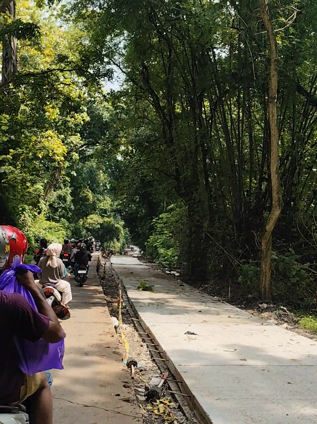 Jalan Raya Boja Kaliwungu - Kendal terpantau melambat dikarenakan pengecoran jalan.  Minggu 16 November 2025 #jalanraya #boja #kaliwungu #kaliwungukendal #kendal 