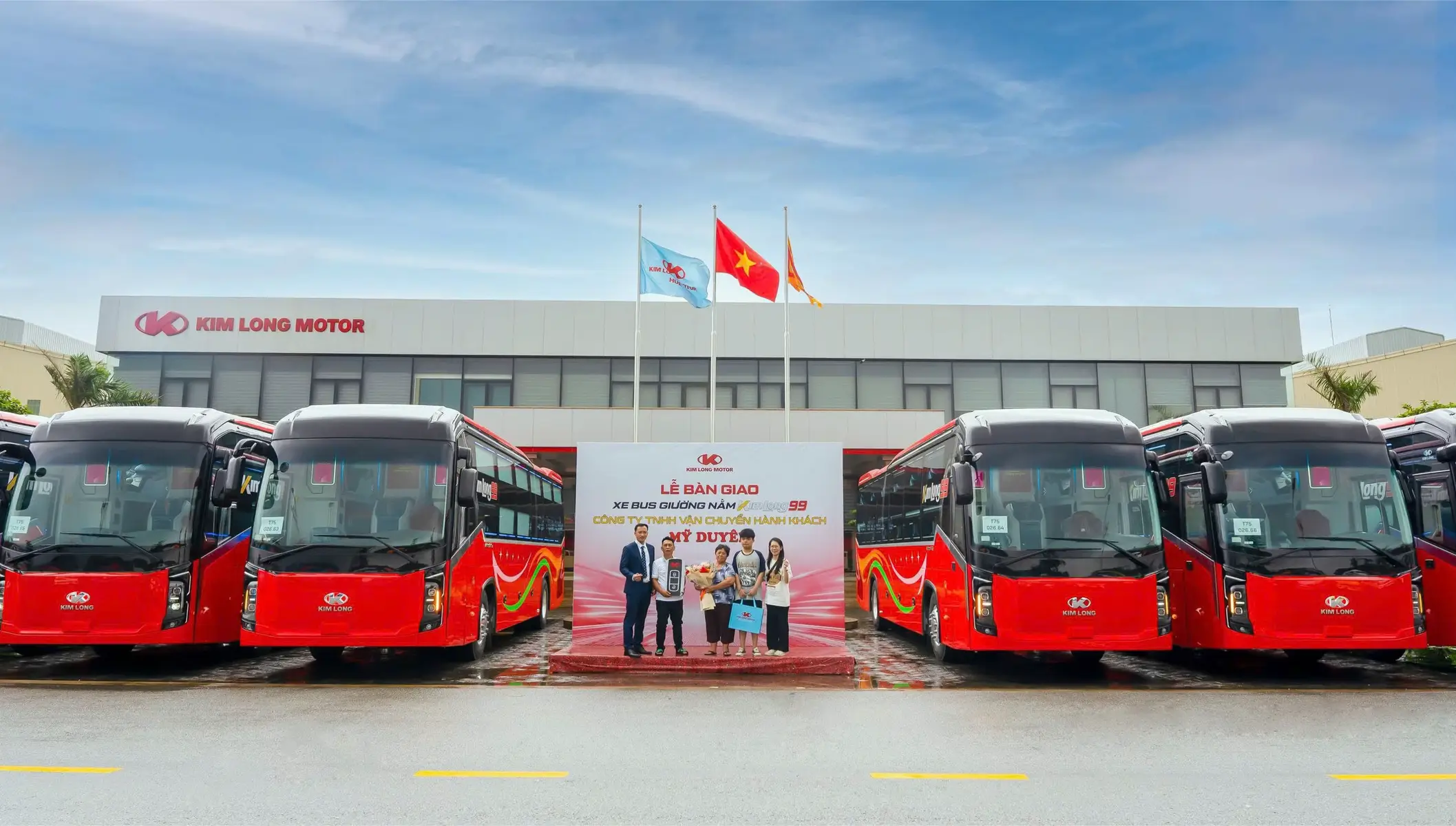 KIM LONG MOTOR BÀN GIAO THÀNH CÔNG LÔ 08 XE BUS THƯƠNG HIỆU KIMLONG CHO DOANH NGHIỆP MỸ DUYÊN Sáng ngày 16/11/2025, tại Khu công nghiệp sản xuất, lắp ráp ô tô KIM LONG MOTOR Huế đã diễn ra Lễ bàn giao lô 08 xe, bao gồm 06 xe bus giường nằm KIMLONG 99-G34 và 02 xe minibus KIMLONG X9 cho Công ty TNHH vận chuyển hành khách Mỹ Duyên. Đây là lần bàn giao đầu tiên trong hợp đồng tổng 50 xe giữa hai bên, đánh dấu bước khởi đầu quan trọng trong hành trình hợp tác nhằm nâng cao chất lượng dịch vụ vận tải hành khách. Được biết, Công ty TNHH Vận chuyển hành khách Mỹ Duyên – một thương hiệu vận tải giàu kinh nghiệm hơn 15 năm luôn được hành khách tin chọn trên các tuyến trọng điểm Sóc Trăng – TP. HCM và Hậu Giang – TP. HCM. Với định hướng nâng tầm chất lượng dịch vụ và mang đến những trải nghiệm di chuyển tiện nghi, an toàn hơn, doanh nghiệp đã tin tưởng lựa chọn dòng xe giường nằm KIMLONG 99-G34 cho kế hoạch sắp tới. Sự đồng hành của doanh nghiệp Mỹ Duyên một lần nữa khẳng định sức hút của thương hiệu KIM LONG MOTOR trong việc mang đến giải pháp vận tải chất lượng cao, tối ưu hiệu quả khai thác cho các doanh nghiệp trên toàn quốc. KIM LONG MOTOR cam kết sẽ luôn không ngừng nâng cao chất lượng sản phẩm, dịch vụ thương hiệu để đồng hành và chinh phục cùng quý doanh nghiệp trên chặng đường phát triển thương hiệu. #KIMLONGMOTOR #KIMLONG #KIMLONG99G34 #KIMLONGX9 #BANGIAOXE 