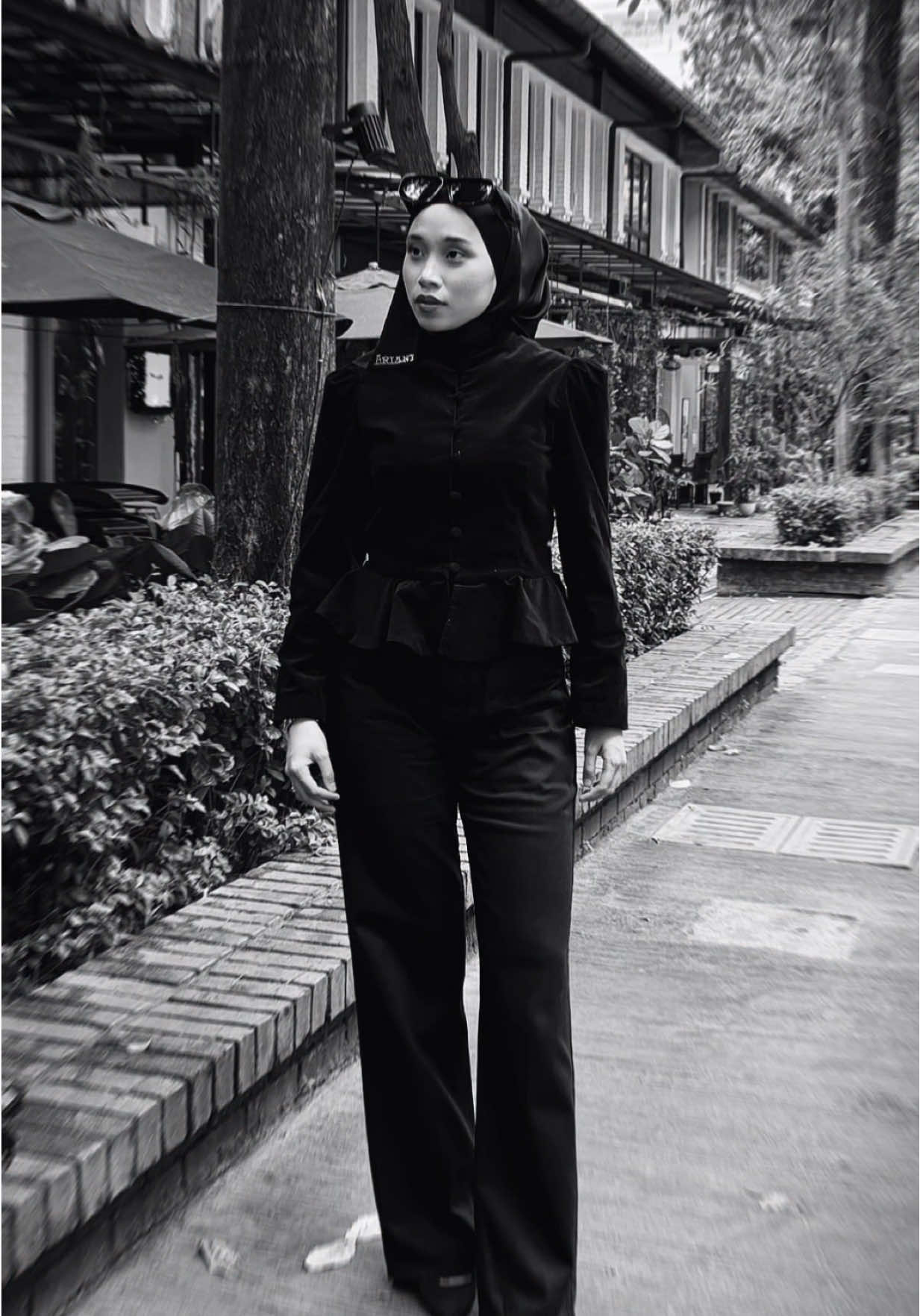 susah jadi perempuan tinggi, pakai heel sikit je terus sama tinggi dengan lelaki 🥹