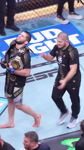 Comme un symbole, c’est Khabib qui remet la ceinture à Islam Makhachev 👑 #ufc322 #sportstiktok #pourtoi