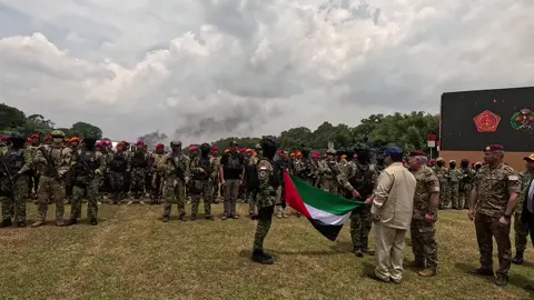 Momen Hangat di Medan Latihan: Presdien Prabowo dan Raja Abdullah II Sapa Prajurit TNI–JAF. #prabowo #rajaabdullahII #yordania #indonesia🇮🇩 