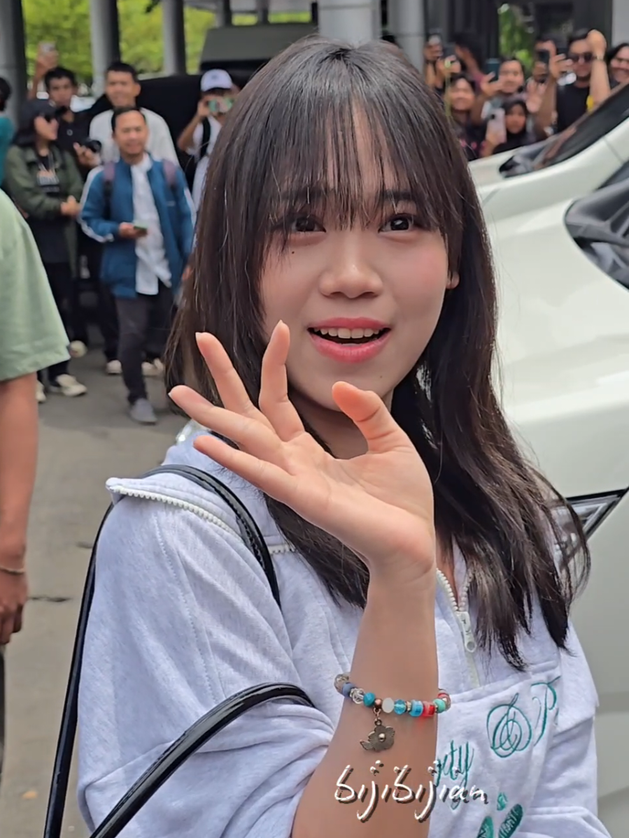 Member mau masuk mobil aja direkam... 🙂🙂 #jkt48 #fancam #demachi #lanajkt48 