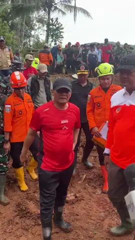 Gubernur Ahmad Luthfi cek lokasi longsor cibeunying, Majenang, Cilacap, Minggu, 16 November 2025. Gubernur menginstruksikan pencarian 12 korban terus dilakukan. Kemudian mempersiapkan hunian yang aman bagi warga. #longsor #longsorcilacap 