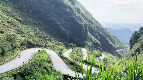 Dốc thẩm mã Hà giang với những khúc cua uốn lượn hình chữ M khiến khác du lịch đi qua đây ko thể ko dừng chân !#docthamma #hagiang 