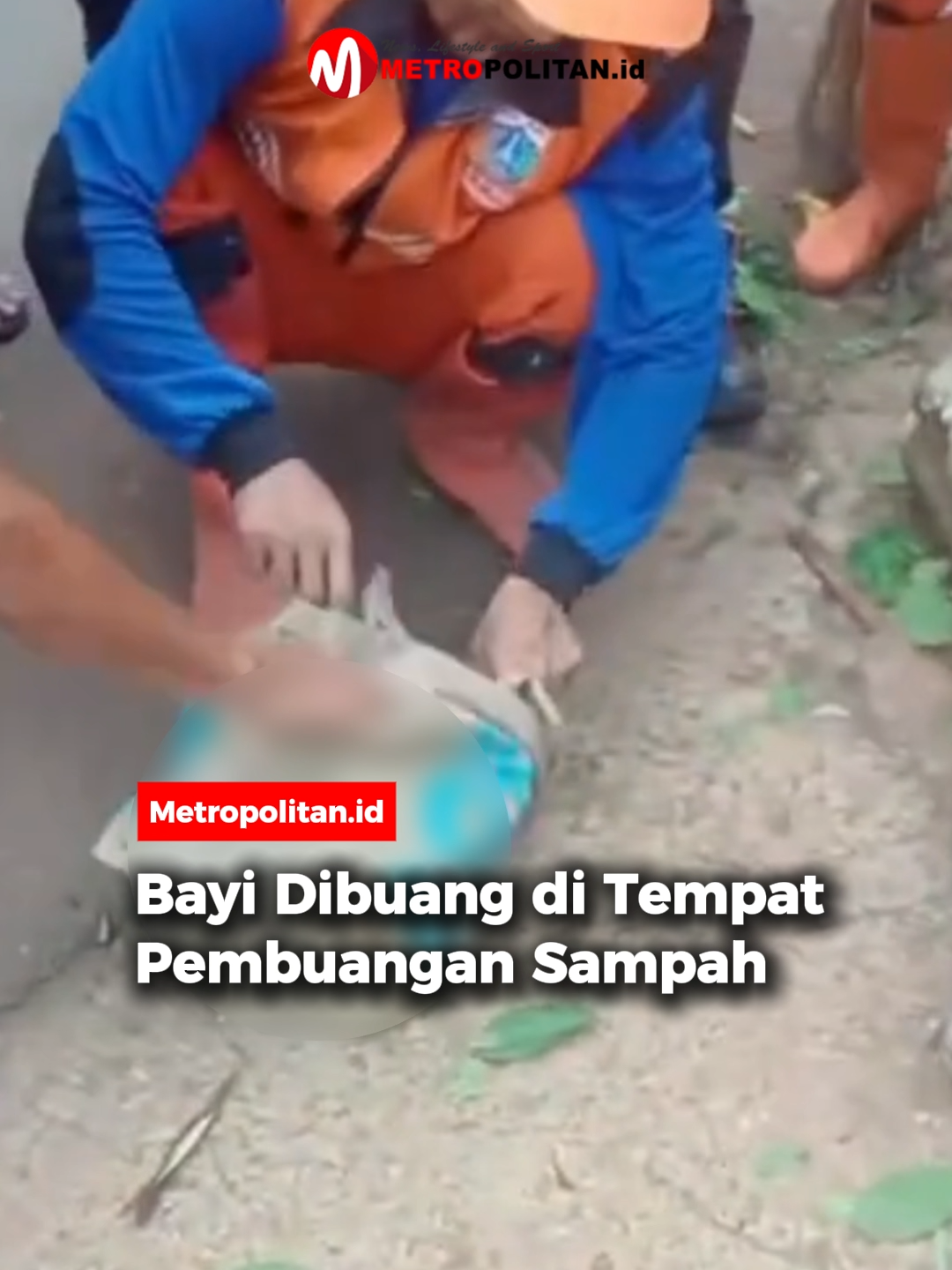 Petugas PPSU yang sedang melakukan kerja bakti di Jl. Kramat Oyar, Setu, Cipayung, dikejutkan oleh penemuan seorang bayi yang masih bernyawa di area tempat pembuangan sampah.  Bayi tersebut ditemukan pada Minggu pagi (16/11/25) dalam kondisi memerlukan pertolongan segera. Usai ditemukan, para petugas langsung menghubungi pihak kelurahan dan layanan medis setempat. Saat ini, bayi tersebut sedang menjalani observasi dan perawatan intensif di RS Pasar Rebo. 🎥: TikTok/rahmamuhardi89 #metropolitanid #bacametropolitan #penemuanbayi #tempatpembuangansampah #setucipayung