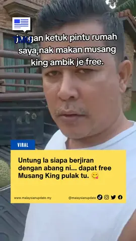 Untung la siapa berjiran dengan abang ni… dapat free Musang King pulak tu. 😋 📹 abang mat jamu 2 #malaysianupdate #themalaysianupdate #malaysianupdatenews #BeritaTMU #viral 