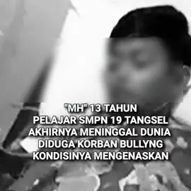 ❗STOP BULLYING  Pelajar SMP Negeri 19 Tangerang Selatan MH (13), yang sebelumnya dilaporkan menjadi korban dugaan perundungan atau bullying di sekolahnya, dikabarkan meninggal dunia. Hal ini dikonfirmasi oleh Ketua RT dari tempat kediaman korban, Markum. Markum menyebut MH mengembuskan napas terakhirnya pada dini hari ini, Minggu (16/11/2025). “Inna lillahi wa inna ilaihi raji'un, telah meninggal dunia pada hari ini. Ananda MH, siswa atau pelajar sekolah SMP Negeri 19, pada malam tadi dipanggil oleh Allah SWT,” kata Ketua RT 011/09, Ciater, Serpong, Tangerang Selatan, Markum kepada Tirto, Minggu (16/11/2025). Markum pun membenarkan bahwa MH merupakan korban perundungan di sekolahnya. Dia turut menyampaikan belasungkawa atas meninggalnya MH dan mendoakannya. “Iya, (MH) korban bullying,” katanya saat mengonfirmasi. Sebelumnya diberitakan, MH merupakan siswa kelas 1 SMP Negeri 19 Tangerang Selatan diduga menjadi korban kekerasan fisik oleh teman sekelasnya hingga mengalami luka serius di kepala. kejadian itu berlangsung pada Senin, 20 Oktober 2025, di ruang kelas. MH diduga dipukul menggunakan kursi besi oleh teman sekelasnya, hingga mengalami sakit kepala berat yang kemudian membuat kondisi fisiknya terus menurun. “Sekarang kondisinya sangat memprihatinkan, tidak bisa berjalan, tubuh lemas, mata agak rabun, sering pingsan, dan tidak mau makan,” ungkapnya. https://tirto.id/siswa-smpn-19-tangsel-meninggal-dunia-diduga-korban-bullying-hlRC#google_vignette @net2netnews.reborn  @kabarserpong  #turutberdukacita  #stopbullying #net2netnews #tangsel