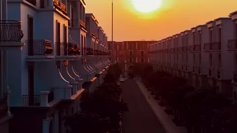 ✨ OCEAN CITY - TÂM ĐIỂM VÀNG CỦA BĐS COMPOUND PHÍA ĐÔNG 👑 🏝️ Trong bối cảnh thị trường BĐS phía Bắc tăng trưởng mạnh mẽ, Ocean City nổi lên như một “tâm điểm vàng” nhờ quỹ đất lớn, hạ tầng đồng bộ và cộng đồng cư dân chất lượng. Đây vừa là nơi an cư hiện đại, vừa là cơ hội đầu tư sinh lời bền vững. Trong đó, Khu Compound Vịnh Xanh là điểm nhấn nổi bật, thể hiện trọn vẹn giá trị của mô hình sống khép kín – riêng tư – hiện đại. 🌊 Vị trí chiến lược – Cửa ngõ tam giác kinh tế Hà Nội – Hải Phòng – Quảng Ninh Tọa lạc ngay tại trung tâm kết nối của các tuyến đường huyết mạch, Ocean City được hưởng lợi từ quy hoạch bài bản và hạ tầng phát triển nhanh chóng của khu Đông Thủ đô. Nhờ đó, giá trị BĐS nơi đây liên tục gia tăng theo tiến độ hoàn thiện khu vực và sức hút của cộng đồng cư dân. 🏡 Compound Vịnh Xanh – không gian sống riêng tư, chuẩn cao cấp Mô hình compound tại Ocean City sở hữu vị trí ngay trung tâm đại đô thị, Vịnh Xanh đảm bảo tính riêng tư – an toàn – kết nối thuận tiện tới trường học, bệnh viện và TTTM, đồng thời giữ tiềm năng tăng giá vượt trội theo thời gian. Đặc biệt, điểm nhấn đắt giá nhất của khu là đảo công viên Caribbean Bay nổi trên mặt hồ, quy tụ bộ 3 đảo tiện ích: đảo hồ bơi phong cách bờ vịnh Caribbean Bay; đảo thể thao Gym ngoài trời và đảo BBQ VIP bên hồ, mang đến trải nghiệm nghỉ dưỡng. 👨‍👩‍👧‍👦 Cộng đồng tinh hoa – Yếu tố cốt lõi tạo giá trị tăng trưởng Bất động sản compound được hình thành còn nhờ cộng đồng cư dân tinh hoa và hiện đại. Ocean City thu hút những gia đình trẻ, chuyên gia và nhà đầu tư thông thái. Vịnh Xanh đã hình thành cộng đồng cư dân văn minh với 748 căn hộ đang hoàn thiện, tạo đà cho giá trị BĐS tăng ổn định, bền vững qua từng năm. 🌳 Không gian xanh – Sống trong lành giữa lòng đô thị Ocean City nổi bật với mật độ cây xanh, công viên và hồ điều hòa trong khu compound, mang đến môi trường sống trong lành. Vịnh Xanh Ocean City sở hữu các khu vườn, quảng trường xanh và hồ cảnh quan riêng, tạo nên không gian sống cân bằng giữa tiện nghi hiện đại và thiên nhiên thư giãn, giúp cư dân tận hưởng chất lượng sống đỉnh cao. 💎 Ocean City – lựa chọn của giá trị bền vững & tăng trưởng vượt trội