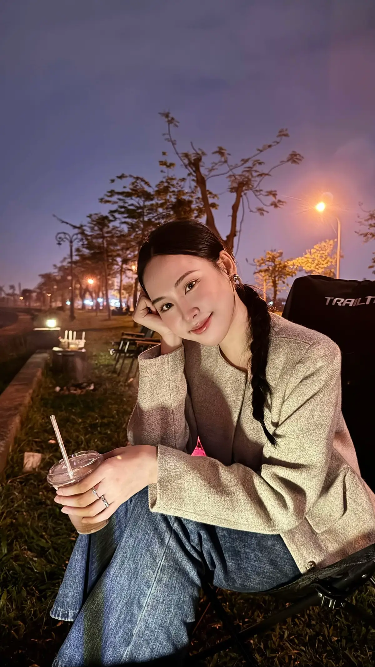 Trên đời này làm gì có ai mong mình bất hạnh. Chỉ là hạnh phúc quá khó kiếm tìm. Ừ, rốt cuộc tất cả những gì em làm cũng chỉ là vì mong mình được hạnh phúc hơn. Em chỉ muốn trái tim mình được gần với bình yên hơn là khổ sở. Bởi thứ chúng mình có thể trao nhau chỉ toàn lo lắng chứ đâu phải là an yên. Vậy nên mình đừng ghét nhau quá nhé! Quyết định chúng mình đưa ra đâu phải bất cẩn, cũng không mang ý nghĩa tệ bạc. Hãy hiểu cho nhau khi cuộc chia tay trưởng thành đã tách đôi thứ đã từng là 