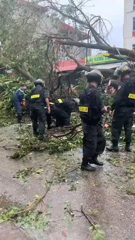 sau cơn mưa trời lại tạnh cùng cùng anh đi dọn đường cho những người dân nha có ai đi anh ghé anh rước