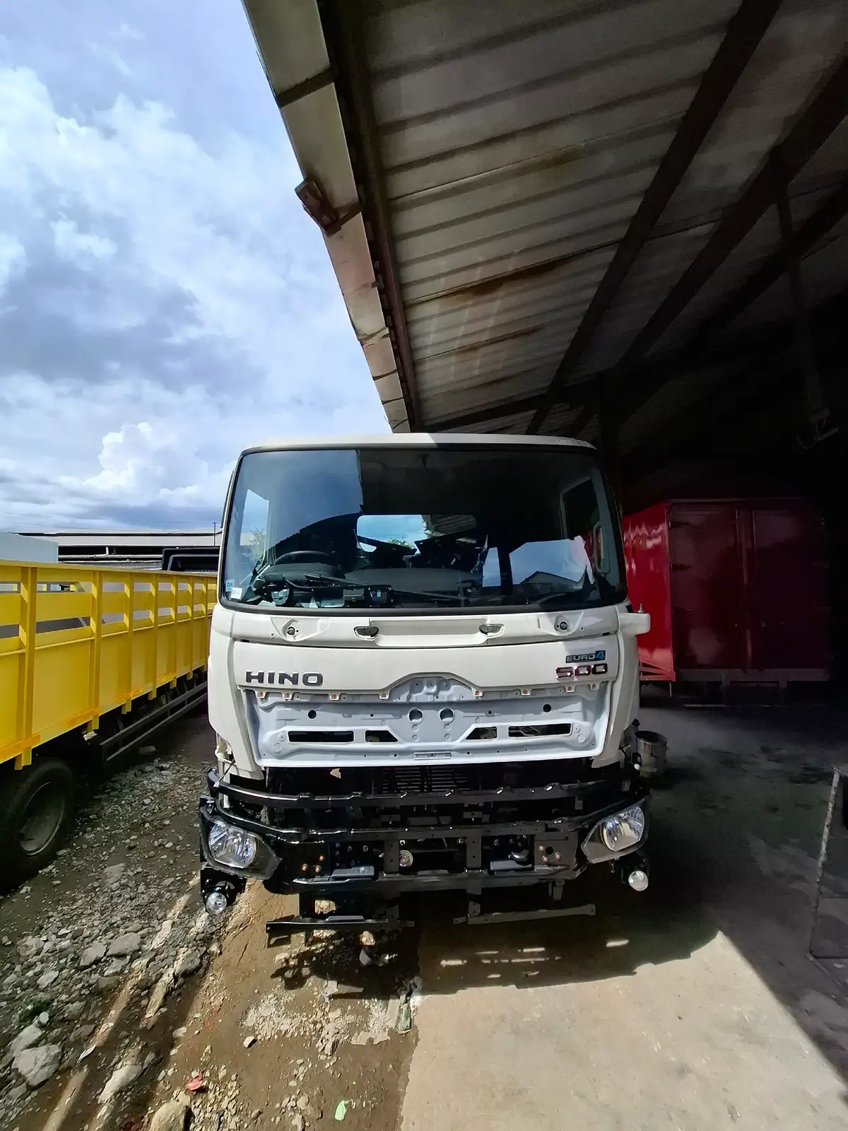 ngges biang warna putih malah ndek di repaint😩#fypシ #lewatberanda #hino700 