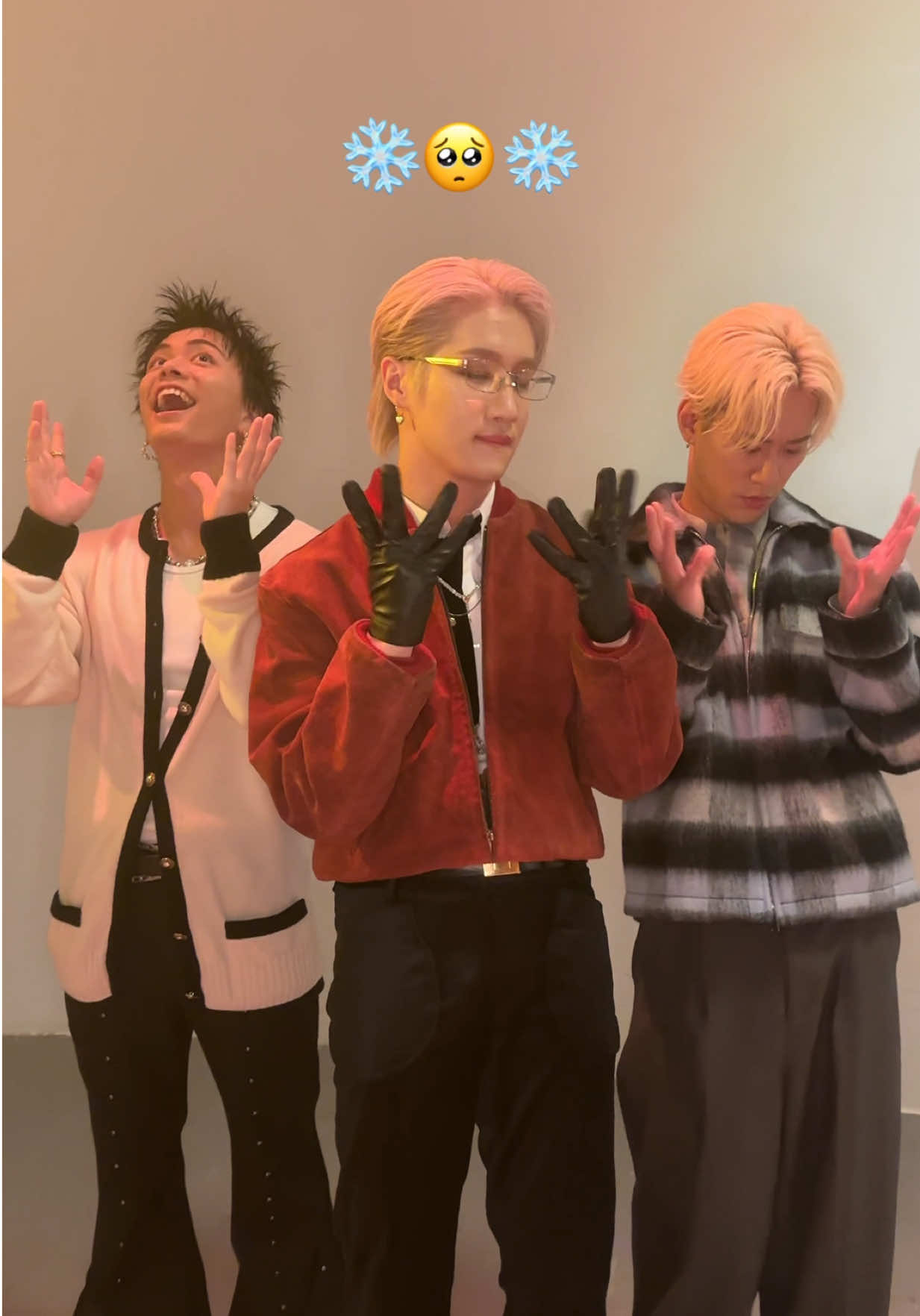 #BBZ_WinterGlow #ポーズチャレンジ  🧤☺️🧤→🩷😳🩷→❄️🥺❄️→🔥🫠🧊 ┈┈┈ 🎥Music Video https://youtu.be/wXlPlXtFnKg 🎧Streaming / Download https://lnk.to/ballistikboyz-winterglow ┈┈┈ #newmusic #BALLISTIKBOYZ