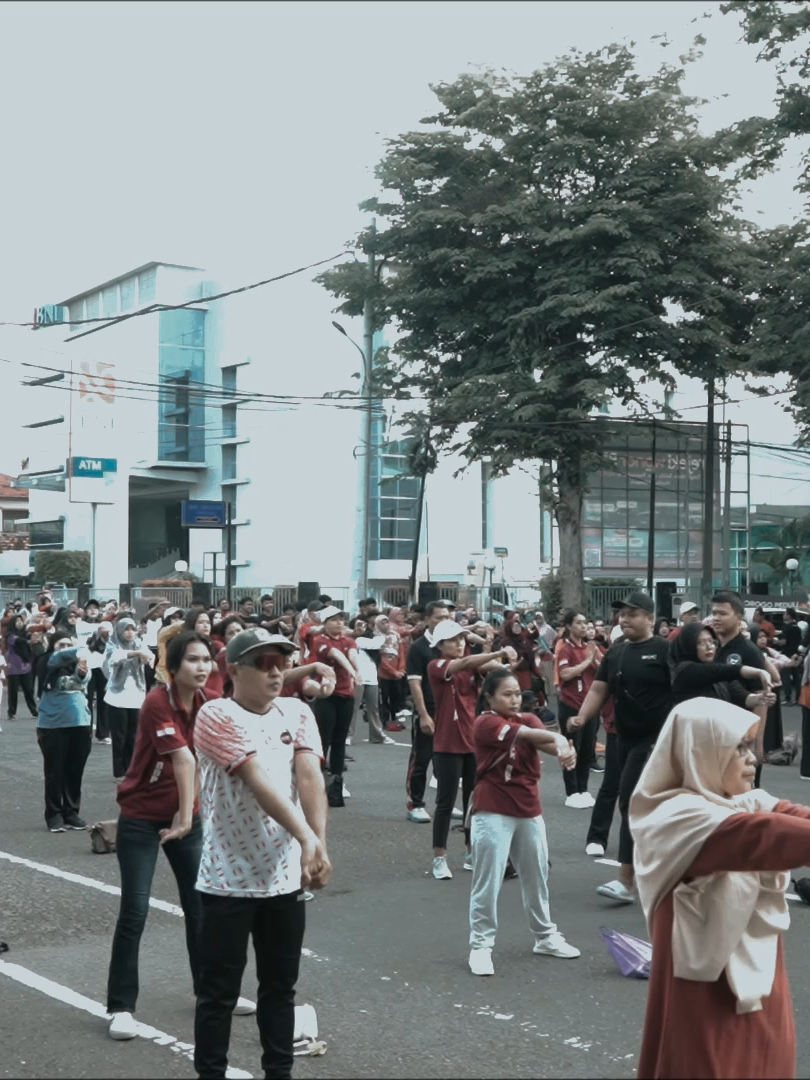 Dalam rangka memperkenalkan program Penerimaan Peserta Didik Baru (PPDB) Tahun Ajaran 2025/2026, Polres Ponorogo mengadakan kegiatan sosialisasi Penerimaan Siswa Baru SMA Kemala Taruna Bhayangkara di area Car Free Day (CFD) Jalan HOS Cokroaminoto, Kabupaten Ponorogo. Kegiatan ini dilaksanakan untuk menjangkau masyarakat secara lebih luas sekaligus memberikan informasi langsung kepada calon siswa dan orang tua mengenai peluang bergabung dengan SMA Kemala Taruna Bhayangkara. Sejak pagi, tim sosialisasi Polres Ponorogo bersiap di lokasi dengan stan informasi dan materi publikasi seperti banner, brosur, serta formulir PPDB. Suasana CFD yang ramai dimanfaatkan untuk menyapa para pengunjung, menyampaikan informasi terkait jalur pendaftaran, persyaratan masuk, biaya pendidikan, serta program-program unggulan sekolah. Masyarakat tampak antusias menerima penjelasan mengenai keunggulan SMA Kemala Taruna Bhayangkara, mulai dari lingkungan belajar yang disiplin, fasilitas pendidikan yang memadai, hingga berbagai ekstrakurikuler yang dapat mengembangkan minat dan bakat siswa. Tidak sedikit pengunjung, terutama para orang tua dan siswa SMP, yang singgah untuk berkonsultasi langsung mengenai proses pendaftaran dan peluang beasiswa. Melalui sosialisasi di CFD Jalan HOS Cokroaminoto ini, SMA Kemala Taruna Bhayangkara berharap dapat mempererat hubungan dengan masyarakat Ponorogo sekaligus meningkatkan minat calon siswa untuk bergabung dan bersama-sama mewujudkan generasi muda yang berprestasi, berkarakter, dan berdisiplin tinggi. #polisiindonesia #polriuntukmasyarakat #spripimpoldajatim #divhumaspolri #spripimpolri #poldajatim #ponorogoupdate @divisihumaspolri @humaspoldajatim @ponorogo.update