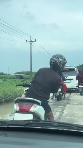 Dari aku kecil sampe sekarang (puluhan tahun) jalannya gk pernah bagus, begini trus😭padahal jalan kabupaten lo gaess jalan utama yg menghubungkan antar kecamatan/kabupaten. Disclaimer aku gk tau yg salah bupatine apa camate apa lurahe😭btw ini masuknya padang, tanggungharjo grobogan. #viraltiktok #jalanrusak #infokejadiangrobogan #jalangrobogan #fyppppppppppppppppppppppp 