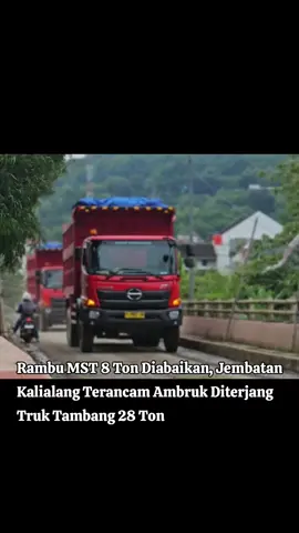 Rambu MST 8 Ton Diabaikan, Jembatan Kalialang Terancam Ambruk Diterjang Truk Tambang 28 Ton SEMARANG - Aktifitas tambang di Kalialang, Kelurahan Sukorejo, Kecamatan Gunungpati, Kota Semarang, menuai sorotan. Investigasi menemukan persoalan serius lain di sekitar lokasi tambang Kalipancur.  Sebuah jembatan proyek di jalur akses tambang yang setiap hari dipaksa menanggung beban jauh di atas kapasitasnya.  Di lokasi, terpasang jelas rambu lalu lintas Maksimum Sumbu Terberat (MST) 8 ton.  Rambu ini menandakan bahwa kendaraan dengan beban melebihi batas tersebut dilarang keras melintas demi menjaga struktur jembatan dan mencegah kerusakan atau ambruknya konstruksi. Namun, temuan di lapangan justru menunjukkan fakta sebaliknya. Hampir setiap hari, truk-truk pengangkut tanah dan material tambang berbobot rata-rata 24–28 ton melintas bebas melewati jembatan itu.  Tidak hanya satu atau dua, tetapi puluhan unit keluar-masuk kawasan tambang tanpa pengawasan apa pun dari petugas. Bahkan pada hari libur, aktivitas tersebut tetap berlangsung. Deretan truk berkapasitas besar, sebagian menggunakan bak modifikasi berukuran jumbo, melintas tanpa henti di atas jembatan yang hanya didesain untuk beban ringan. Seorang warga yang tinggal tak jauh dari jembatan mengungkapkan kekhawatirannya. Akses jembatan tersebut merupakan jalur utama penghubung sampangan dan gunung pati.  “Itu jembatan sebenarnya untuk kendaraan kecil. Tapi truk besar lewat terus, siang malam. Kalau jembatannya putus, warga yang kena imbasnya,” ujar seorang warga yang meminta identitasnya tidak ditulis. Pantauan di lapangan, Minggu (16/11) pelanggaran berat ini bukan hanya masalah kedisiplinan lalu lintas, tetapi juga indikasi pembiaran oleh pihak berwenang.  Dalam kondisi normal, truk tambang dengan berat lebih dari 20 ton seharusnya memiliki jalur khusus atau rute alternatif yang sesuai standar kapasitas jembatan. Namun, dengan minimnya pengawasan, jembatan ini akhirnya menjadi “korban” berikutnya dipaksa menopang beban berulang yang tak sesuai dengan spesifikasi konstruksinya. Keberadaan rambu MST 8 ton yang terpasang di ujung jembatan hanya menjadi pajangan tanpa fungsi.  Padahal dalam aturan kehati-hatian konstruksi, beban berlebih yang melintas berkali-kali dapat menyebabkan keretakan struktural tersembunyi, yang sewaktu-waktu dapat memicu kegagalan total konstruksi. Jika kondisi ini terus dibiarkan, bukan hanya lingkungan yang terancam oleh aktivitas galian, tetapi juga keselamatan warga yang setiap hari melintasi jembatan tersebut. (*) #galianc #poldajateng #semarang #fyp #viral 