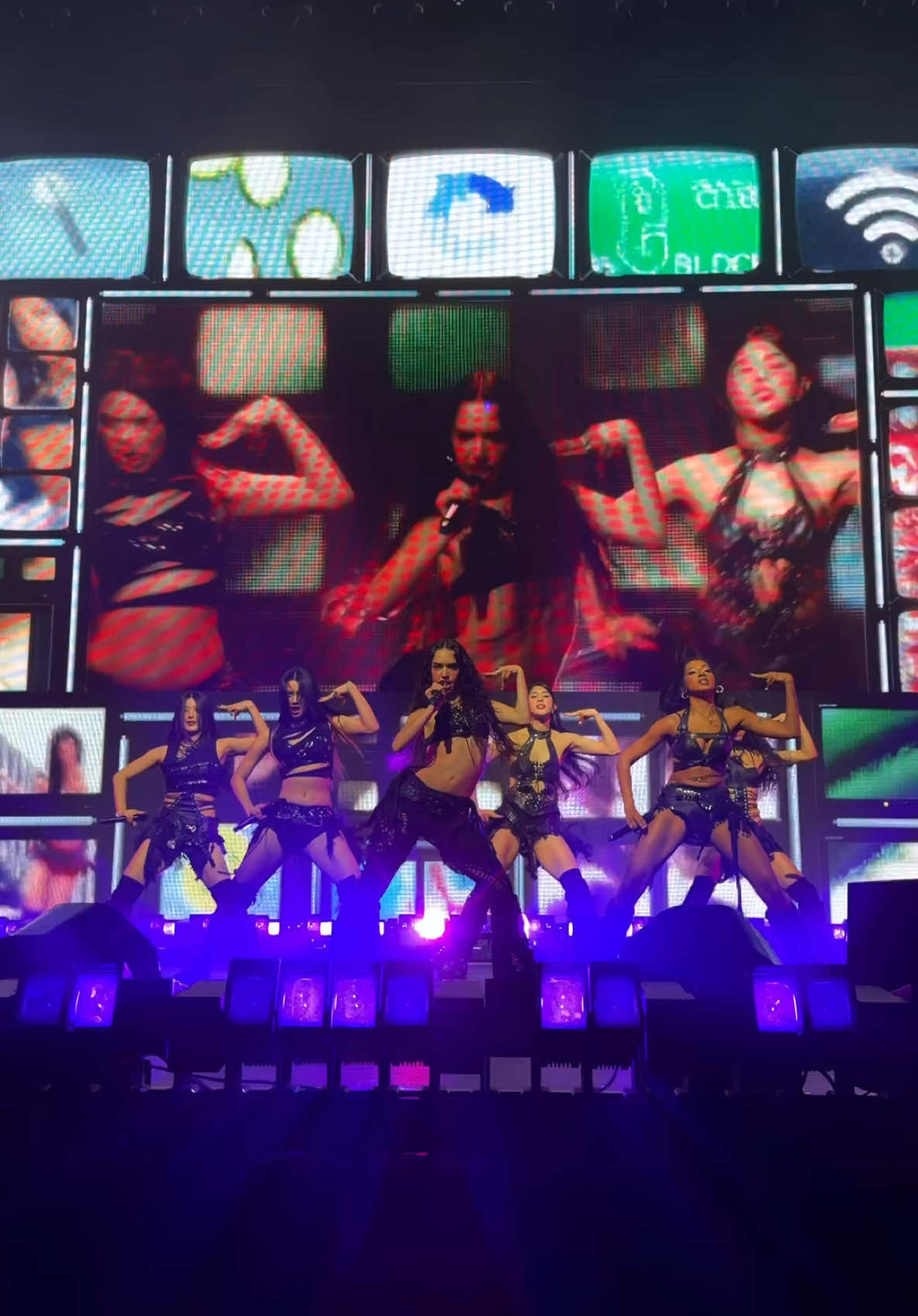 haven’t you heard i’m the internet girl? 💘