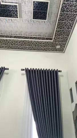 Pemasangan gorden jendela kamar , model simpel satu