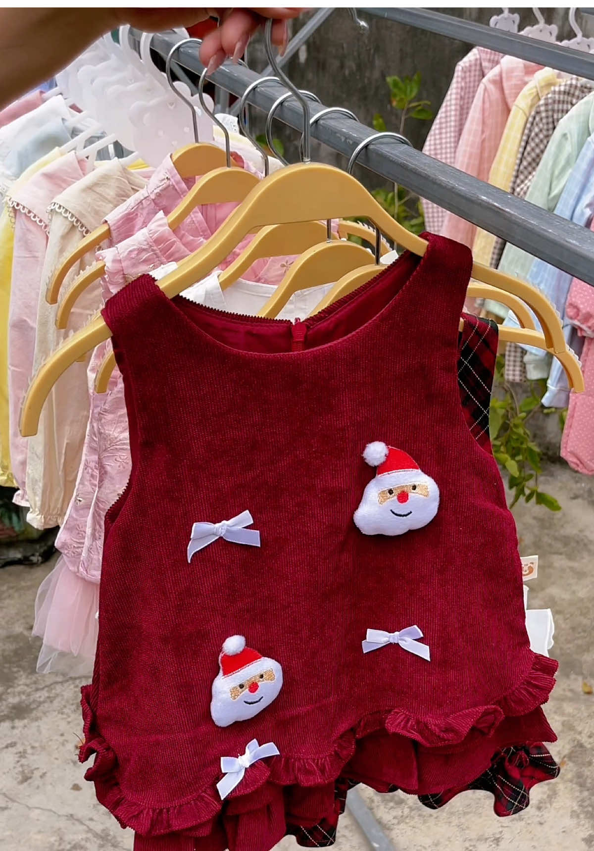 Không khí Noel về rồi, sắm ngay chiếc váy xinh cho bé lung linh đêm tiệc 🎄 #thoitrangtreem #lamkids25 #outfitbaby #vaynoelchobe ##vaygiangsinhchobe 