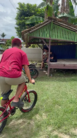 Kalian kalo main sepeda pas ujan pake spakbor juga ga si, biar ga kotor bajunya #fyp #ceritakita #tipetipeomped #sketsakomedi