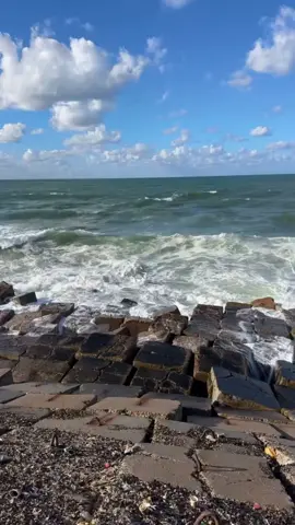 عن صوت البحر و شكل الموج و هو بيخبط في البلوكات و الوان السحب في السماء ٤٠ ثانيه يجددو طاقتك 🩵 #السعودية #الامارات_العربية_المتحده🇦🇪 #القاهرة#تيك_توك 