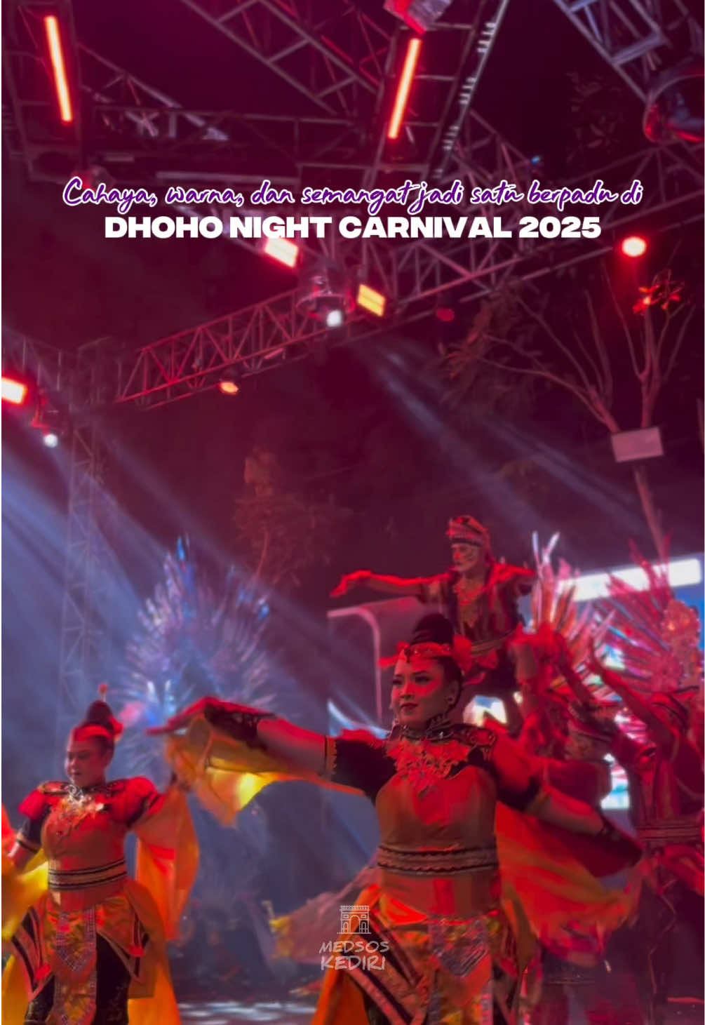 Cahaya, warna, dan semangat menyatu dalam Dhoho Night Carnival 2025 ✨ Dengan tema “Glow Green”, dari bahan sederhana lahirlah karya luar biasa. Kostum berkilau, energi yang mengalir, dan pesan cinta bumi yang menggema. Green Heritage – Eco Future – Nature Glow, tiga semangat yang membawa Kediri menuju masa depan hijau penuh harapan. 💚 Sepanjang Jalan Dhoho, musik, tawa, dan sorot lampu menyalakan euforia! Inilah wajah Kota Kediri: kreatif, ramah, penuh jiwa. Kediri bukan sekadar kota untuk dikunjungi, tapi untuk dirasakan. Setiap sudut hidup, setiap momen meninggalkan kenangan. ✨ Kota Kediri MAPAN — Maju, Agamis, Produktif, Aman, dan Ngangeni! Kediri bukan hanya bersinar malam ini… tapi selalu membuat siapa pun ingin kembali. Kota Kediri, kota yang ngangeni! 💚✨ #medsoskediri #kediri24jam #infokediri #dhohonightcarnival #dhohonightcarnival2025 