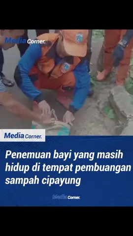 Petugas PPSU yang sedang kerja bakti di Jalan Kramat Oyar, Setu, Cipayung, dikejutkan dengan penemuan seorang bayi yang masih bernyawa di area tempat pembuangan sampah pada Minggu pagi, 16 November 2025. Bayi tersebut ditemukan dalam kondisi memerlukan pertolongan segera. Petugas langsung menghubungi kelurahan dan layanan medis setempat. Saat ini, bayi tersebut menjalani observasi dan perawatan intensif di RS Pasar Rebo. #beritaviral #fyp #viral #penemuanbayi #cipayung 