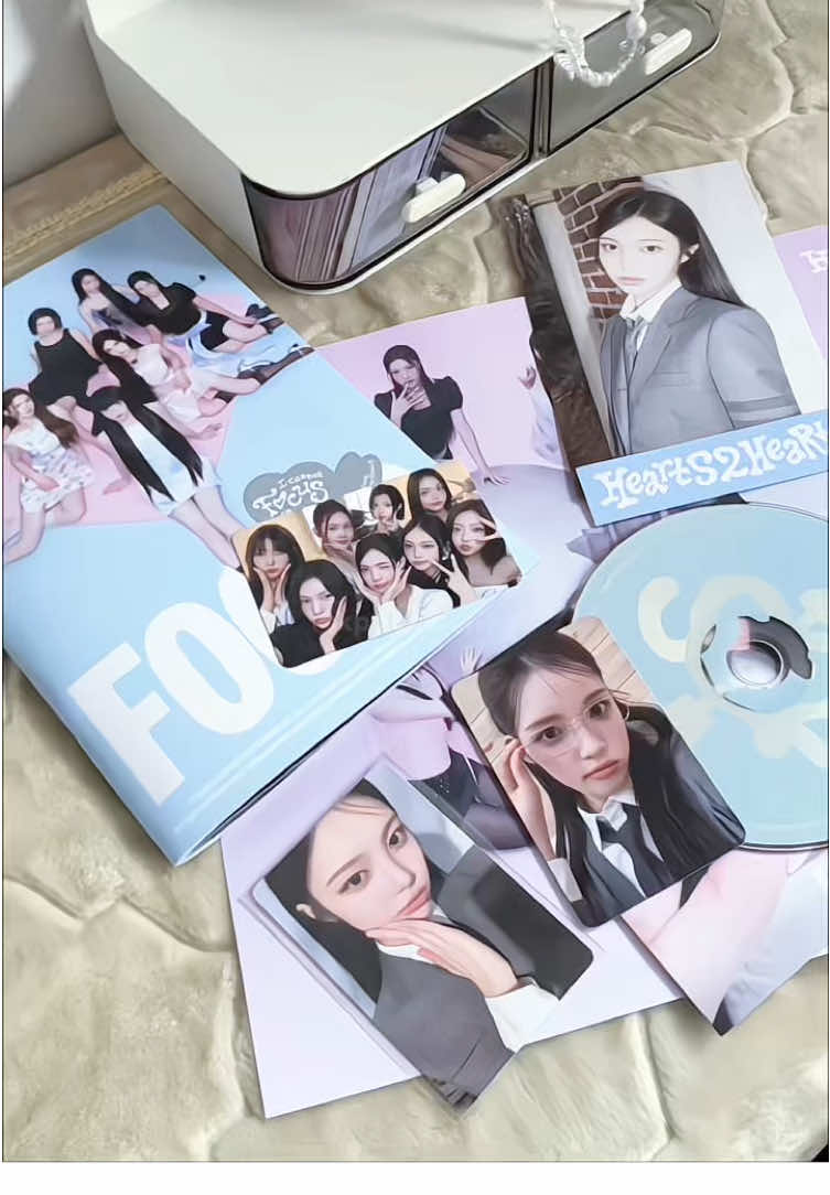 Unboxing Album H2H Focus Photobook ver #hearts2hearts #kpopfyp 