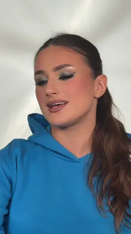 Ne mogu, a da ne podelim sa vama ovaj predivan rad moje divne Jovane, polaznice naše škole šminkanja.  Neverovatno je da je ovo rezultat njenog drugog dana edukacije!  Kako da ne budem ponosna kada pogledam ovakav makeup look i ovako siguran, precizan rad?  Na prvi pogled niko ne bi rekao da je u pitanju početak njenog profesionalnog puta. Na ovom času radile smo smokey eyes tehniku, koju smo dodatno istakle gliterima kako bismo uneli dinamiku i razbili jednoličnost tamnih tonova.  Posebno me raduje što je Jovana sve ono što je naučila tokom časa odmah primenila u praksi, baš onako kako i treba sigurno, promišljeno i profesionalno.  Upravo ta posvećenost i spremnost da se znanje odmah pretoči u rad ono je što mene kao edukatora čini neizmerno ponosnom. U našoj školi šminkanja, bez obzira na to da li dolazite kao potpuni početnik ili već imate iskustva, dobićete znanje koje vam je zaista potrebno za salonski rad i rad sa klijentima.  Praktična primena, jasne tehnike i sigurnost u radu su ono što je cilj svake naše edukacije. Nova grupa počinje u maju, a broj mesta je ograničen. Ukoliko želite da rezervišete svoje mesto ili vam je potrebno više informacija, pišite mi u DM. #fyp #makeuptutorial #makeupideas #sminka #viral 