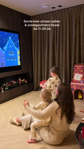 Eerste keer de schoen zetten 🎁 We merken dat de kids het nu veel meer begrijpen dan vorig jaar. Super leuk! 🤭 Hoe was jullie pakjes ochtend?  #MomsofTikTok #momtok #dagvlog #sinterklaas #familie 