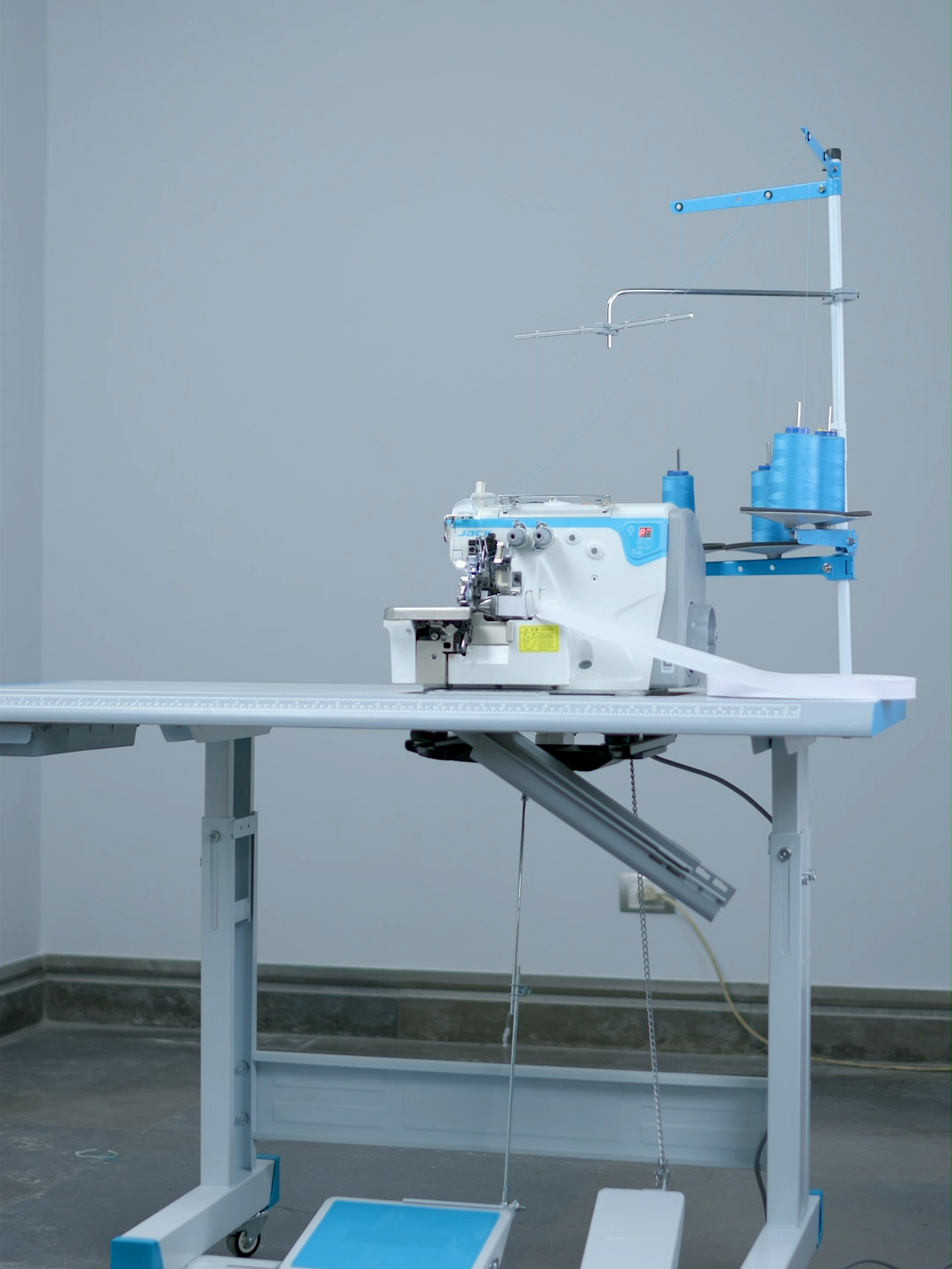 ماكينة اوفر تركيب شريط بياه  E4S-02X250  لتركيب شريط جيب البنطلون من الداخل لمنع تنسيل القماش  وتركيب أى شريط على حسب الاستخدام   الماكينة نص كمبيوتر موتور داخلى وتحديد سرعات      : لو عايز تتابعنا علي كل المنصات  🌐 Facebook: https://www.facebook.com/SokkarMecca Instagram: https://www.instagram.com/sokkarmecca/ للتواصل 📞 : 15083  #jacksewingmachine #sewing #sewinghacks  @SokkarMecca