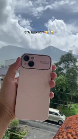 🌸📱✨ “Case pink ini tuh bener-bener bikin HP keliatan makin cantik tanpa usaha 😭💗 Aesthetic, ringan, terus dipadukan sama kamera lens cover-nya jadi makin clean. Beneran bikin HP keliatan mahal dan rapi banget. Yang suka vibe soft girl, ini wajib punya sih… dibawa outdoor juga tetep cakep banget!” ✨🌷#promomakan1111 #fyp #fouryoupage #casingiphone #iphone 