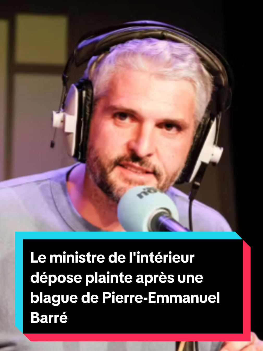 Le ministre de l'intérieur dépose plainte après une blague de Pierre-Emmanuel Barré  #radio #medias #barre #radionova #politique 