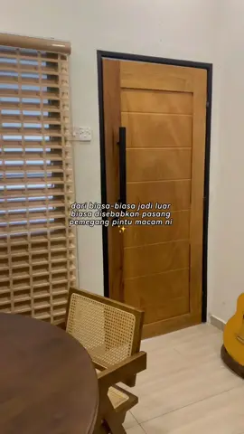 Ye korang, pintu kayu pun boleh custom door handle macam ni, cantik! #handledoor #aesthetic #decor 