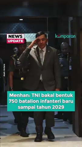 Pemerintah berencana memperkuat pertahanan nasional dengan membangun hingga 750 batalion infanteri baru pada 2029. Menteri Pertahanan Sjafrie Sjamsoeddin menjelaskan bahwa targetnya adalah menghadirkan satu batalion di setiap kabupaten di Indonesia, yang kini berjumlah 514 kabupaten. Langkah ini disebut sebagai upaya meningkatkan kewaspadaan dan menjaga kedaulatan di seluruh wilayah RI. Pembangunan batalion akan dilakukan bertahap mulai tahun ini, dengan target 150 batalion per tahun. Setiap batalion membutuhkan sekitar 1.000 prajurit, sehingga peningkatan jumlah personel TNI AD juga akan berlangsung secara besar-besaran dalam lima tahun ke depan. Bila target tercapai, Indonesia akan memiliki sekitar 870 batalion pada 2029 jika digabung dengan 120 batalion yang saat ini telah ada. Meski rencana pembangunan pasukan baru ini sudah diumumkan, pemerintah belum merinci lebih jauh terkait tugas spesifik batalion tambahan tersebut, apakah semata fokus pada pertahanan, atau juga menjalankan fungsi teritorial dan pembangunan sebagaimana beberapa pasukan yang sudah ada di sejumlah daerah.  📸: Dok. Antara, kumparan/Indra Subagja. Follow WhatsApp Channel kumparan untuk dapat Informasi terpercaya dikirim langsung ke WhatsApp kamu. Ketik kum.pr/WAchannel di browser kamu sekarang, agar bisa share informasi tanpa ragu. #newsupdate #update #news #svt #pertahanannasional #batalioninfanteri #menhan #menteripertahanan #kedaulatannegara #TNI #info #beritaterkini #berita #infoterkini #bicarafaktalewatberita #kumparan