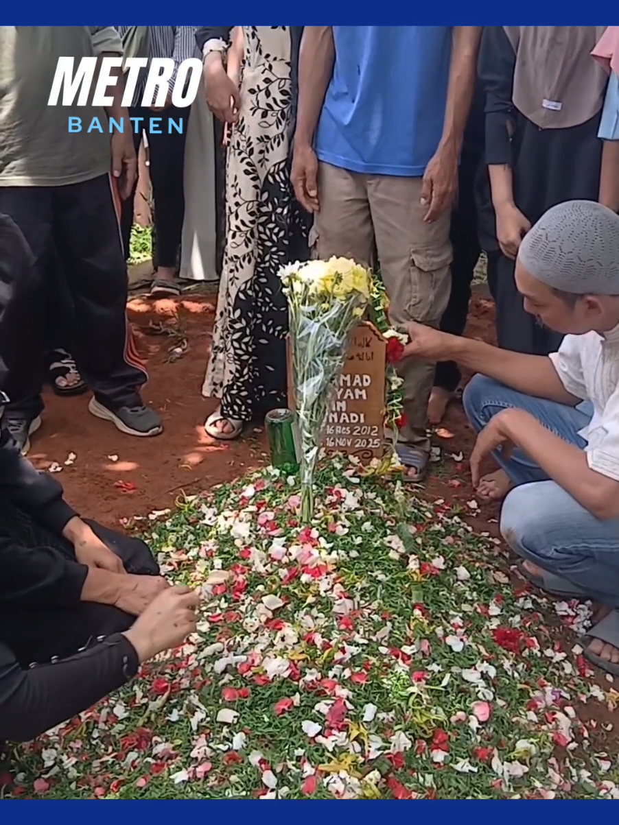 Isak Tangis Iringi Pemakaman  Muhammad Hisyam di Ciater, Tangsel sak tangis keluarga mewarnai pemakaman MH (13) yang berlangsung pada Minggu (16/11)  pukul 10.00 siang di pemakaman keluarga di Kelurahan Ciater, Serpong. Suasana haru terasa sejak jenazah tiba hingga prosesi penguburan selesai. MH sebelumnya dirawat selama sepekan di RS Fatmawati, Jakarta Selatan, setelah diduga mengalami tindakan bullying di salah satu sekolah SMP Tangsel, kondisinya tidak menunjukkan perkembangan hingga akhirnya dinyatakan meninggal dunia pada hari ini. Selamat jalan Muhammad Isham. Semoga tenang dan mendapat tempat terbaik di sisi-Nya. #StopBullying #KorbanBullying #TangselMelawanBullying #SayNoToBullying #KeadilanUntukMH   